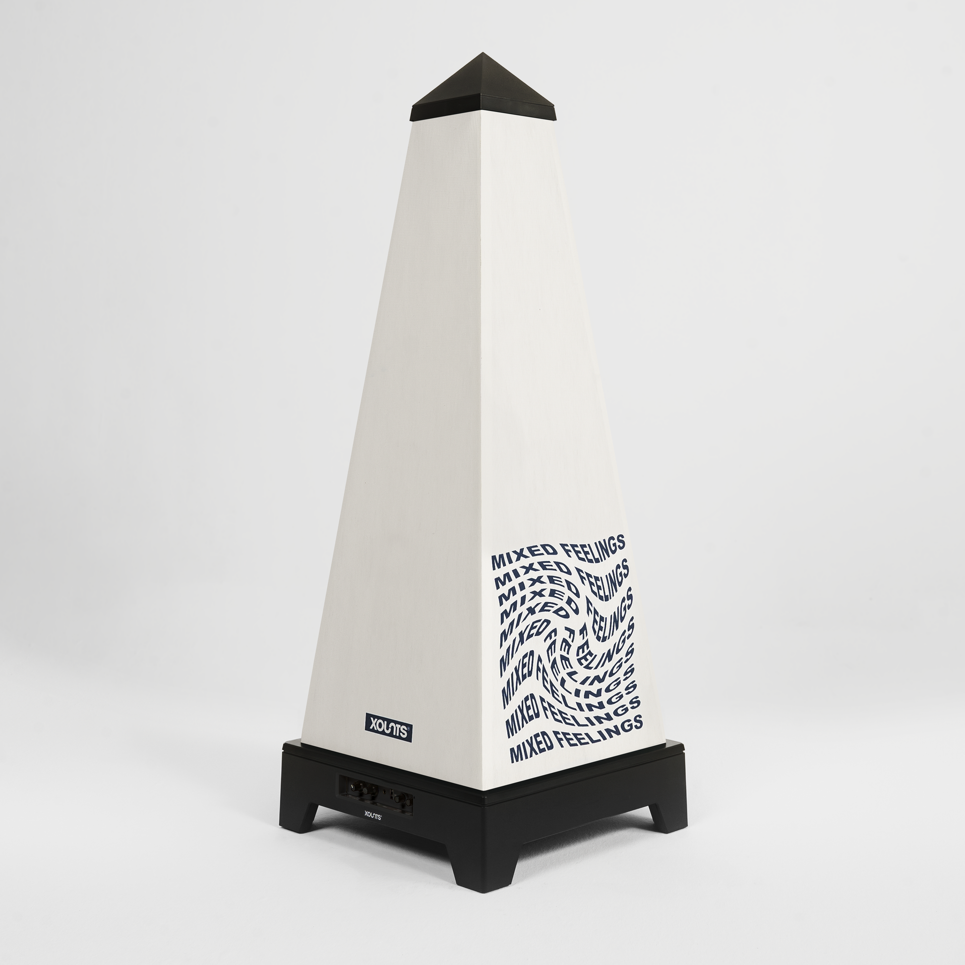 XOUNTS Soundsystem mit Mixed Feelings Style Cover in Schwarz – Abstract Typografie Design