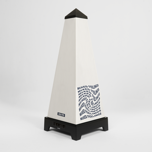 XOUNTS Soundsystem mit Mixed Feelings Style Cover in Schwarz – Abstract Typografie Design